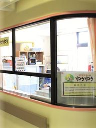 円形窓から見える受付