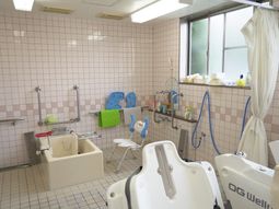設備の整った浴室