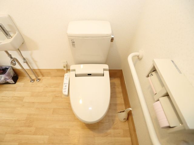 清潔な洋式トイレ トイレ 手すりがついた快適なトイレです。安全を考えた設計で、どなたでも安心してお使いいただけます。