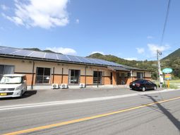 山々に囲まれた外観