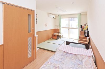 畳の和室とベッドの居室