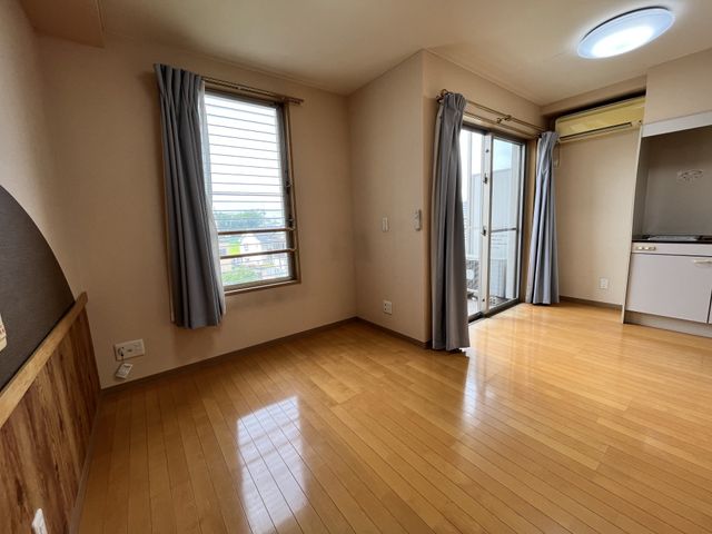 居室の明るい空間 居室 日当たりが良く、開放感あふれる居室です。窓から見える外の景色も魅力の一つです。