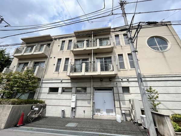 明るい建物の外観