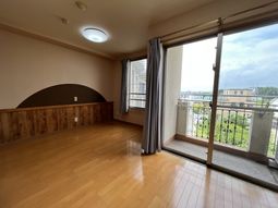 明るい居室の窓とバルコニー