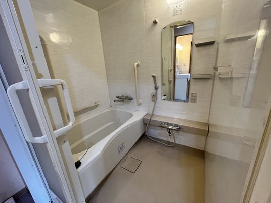 バリアフリー対応の浴室