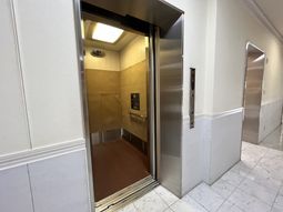 清潔なエレベーター入口