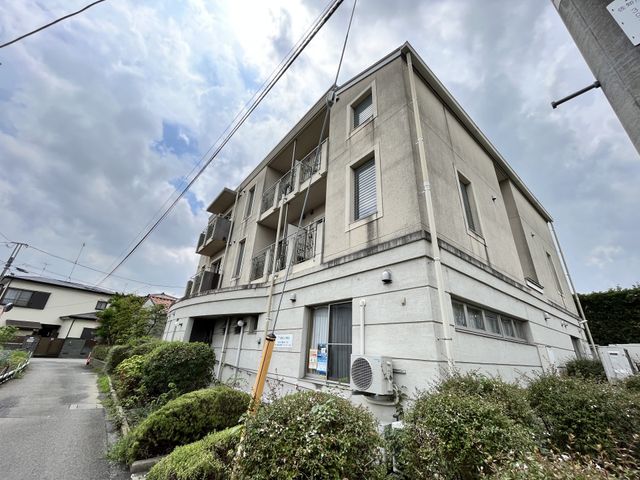 都市型施設の外観 外観 落ち着いた色合いの建物は、緑に囲まれた静かな環境にあります。働く場として、ゆとりある環境をご提供します。