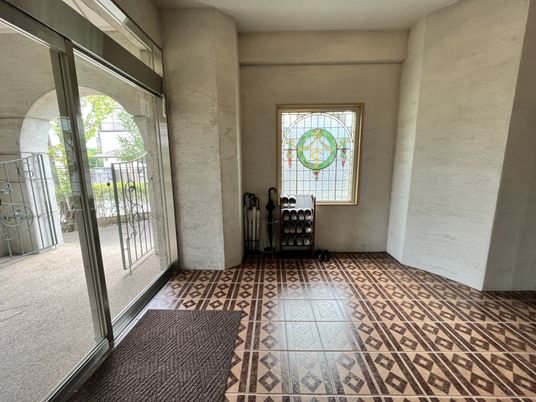 ステンドグラスのある廊下