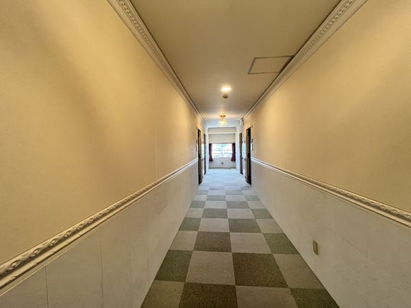 明るい廊下の様子