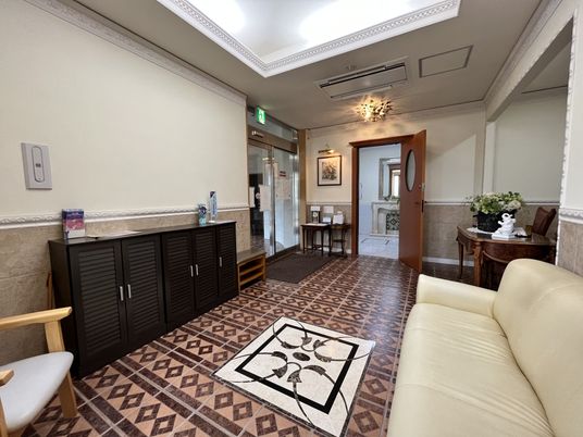 応接スペースの落ち着いた内観