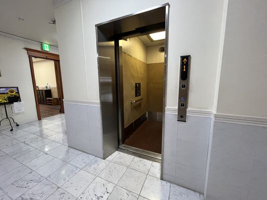 開いたエレベーターの扉