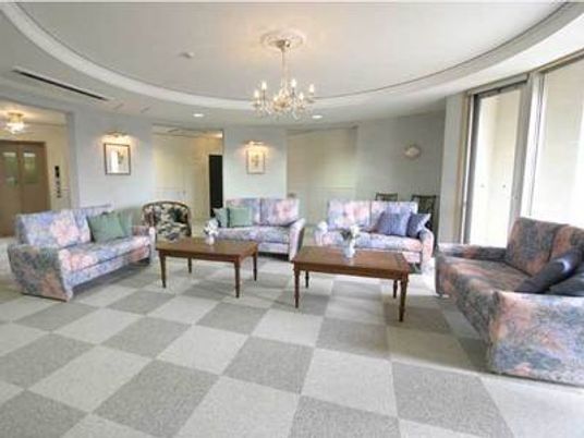 明るく広々としたラウンジ