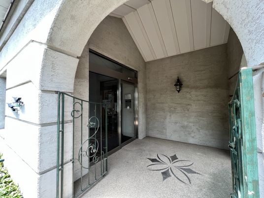 エントランスのアーチ型通路