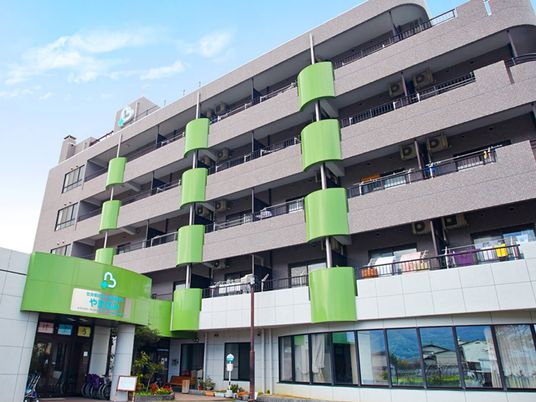 緑の外観の建物  