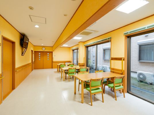 居室のテーブルとイス