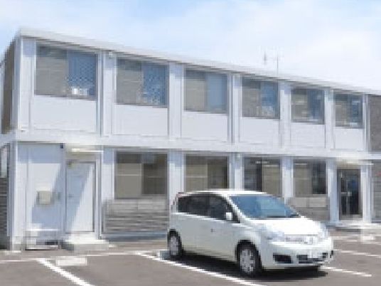 白い外壁の建物外観  