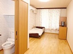 居室のベッドとトイレ