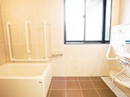 バリアフリーの明るい浴室