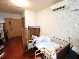 居室のベッドと天井