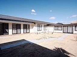 明るい中庭の風景