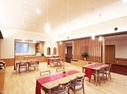 広々とした明るい食堂