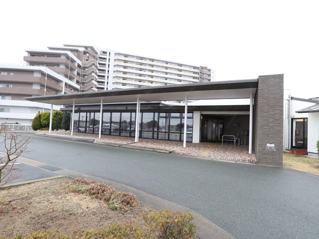 エントランス前の外観 外観 広いアプローチが備わった清潔感のあるエントランスでは、ゆとりある出迎えが可能です。温かみのある休憩スペースも設けられております。
