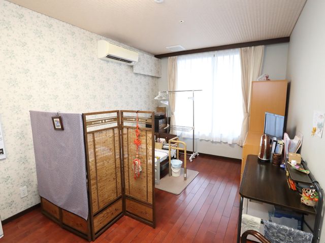 明るい個室の居室 居室 プライバシーが保たれた居心地の良い個室です。窓からの自然光が満ちる空間で、個々の趣味や時間をお過ごしいただけます。