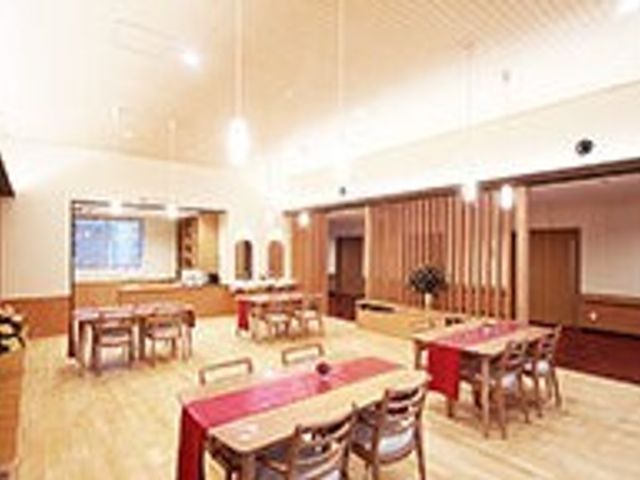 広々とした食堂の一角 リビング 心地よい照明のもと、木のぬくもり感じる食堂です。共有の食事時間には、温かいコミュニケーションも生まれます。