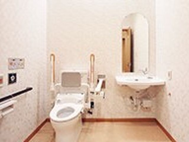 バリアフリートイレ設備 トイレ 安全なサポートバーが設置された清潔なトイレです。利用者の方々が快適にご使用いただけるよう配慮されています。
