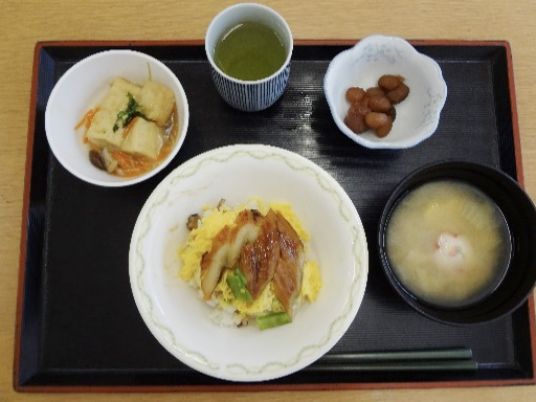 彩り豊かな料理の食堂