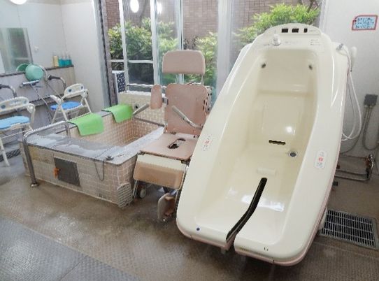 特殊浴槽と椅子の浴室