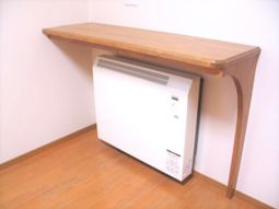 暖房機器と木製棚のある部屋