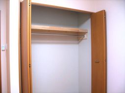 シンプルな木製クローゼット