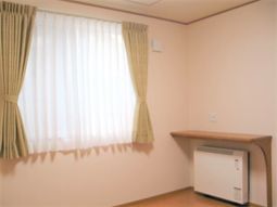 居室の明るい窓辺
