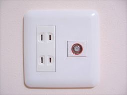 壁に取り付けられたコンセント