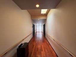 明るい廊下と手すりの通路  