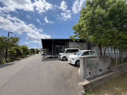 建物外観と駐車場  