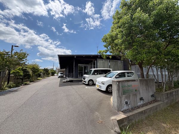 建物外観と駐車場  