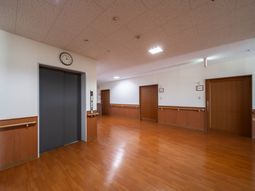 広々とした廊下の映り