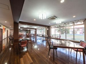 開放感ある食堂の仕事