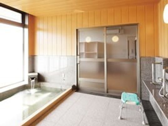床面に手すり付き湯船