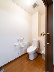 手すり完備のトイレ設備