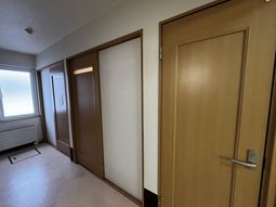 木目のドアが並ぶ廊下