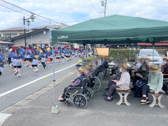 地域行事を楽しむ風景