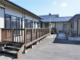 広々とした明るい中庭