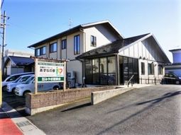 明るい日差しの外観