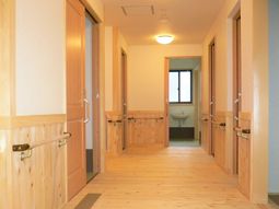 明るい木目調の廊下