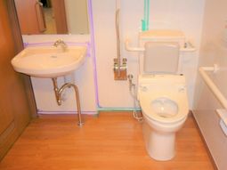 バリアフリー設計の洗面所