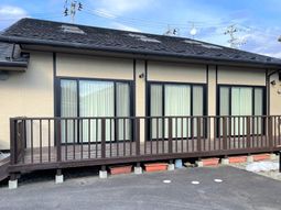 建物の外側デッキと窓