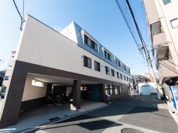 明るい施設の外観